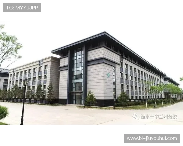 以重师足球场等级评定为核心探讨校园体育设施建设与管理模式优化